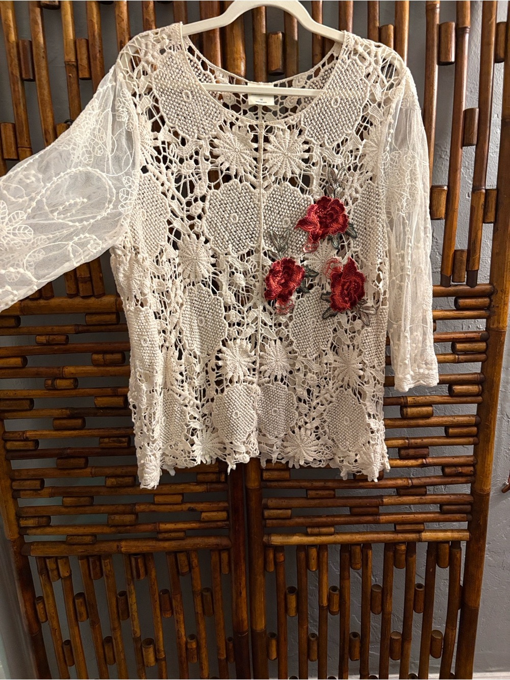 SZ 1X BEDFORD FAIR CROCHET, TULLE, ROSE APPLIQUÉ SWEATER